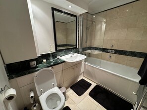 Combined shower/tub, deep soaking tub, towels - Luxury Apartment In London - Pool Spa & Gym (London)