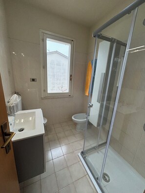 Douche, sèche-cheveux, bidet, savon