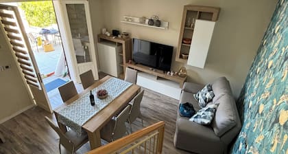 Villetta di Testa su 3 Piani a 200m Dalla Riva