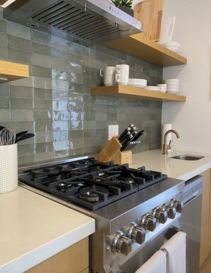 Fridge, microwave, oven, stovetop - Private Guest Suite with separate entrance and patio in Los Angeles (Burbank)