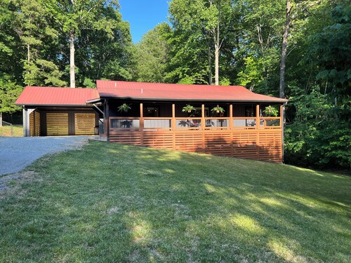 Cozy 3BR Getaway, Lake access, Fire Pit, Trails