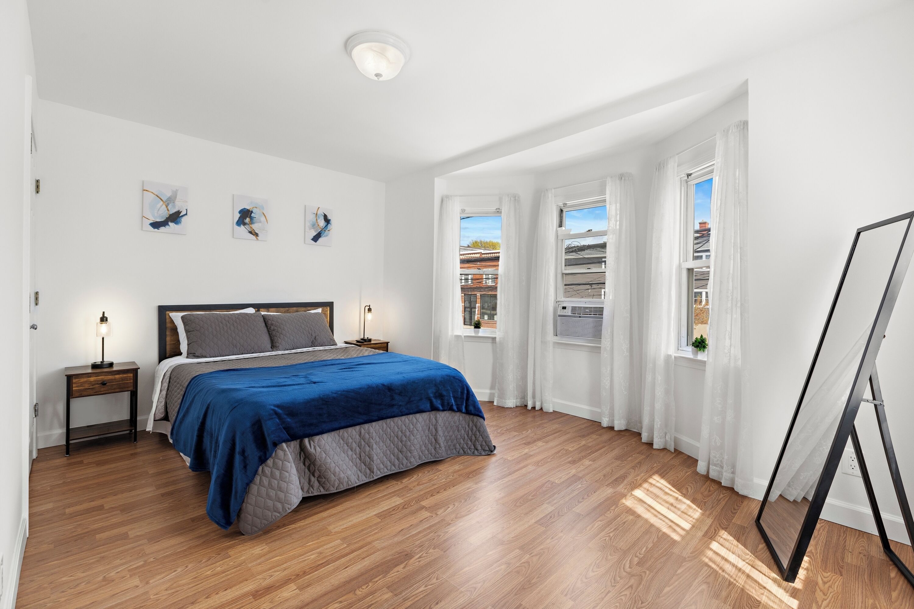 2 Schlafzimmer, Schreibtisch, Bügeleisen/Bügelbrett, Reisekinderbett