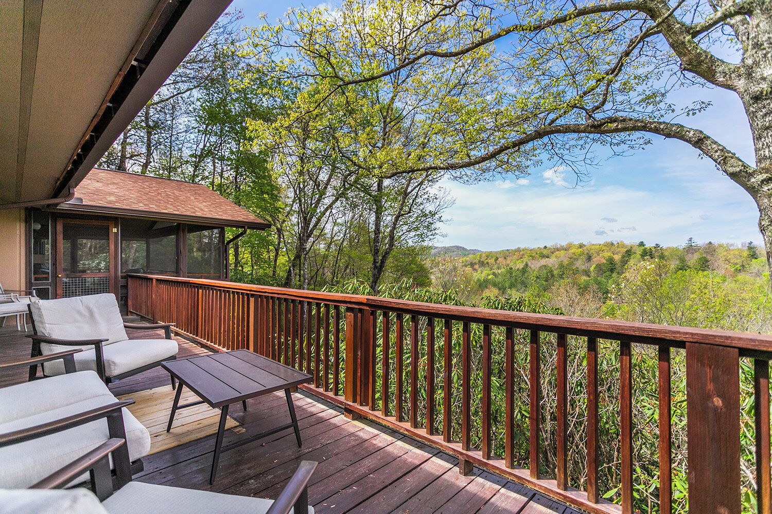 New Spacious Family Retreat W/ Stunning  Mountain Views & Outdoor Adventures!  