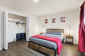 2 bedrooms, desk, iron/ironing board, travel crib - Family & Traveler Haven - NYC & NWK w/free parking (Newark)