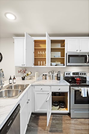 Fridge, microwave, oven, stovetop - Family & Traveler Haven - NYC & NWK w/free parking (Newark)