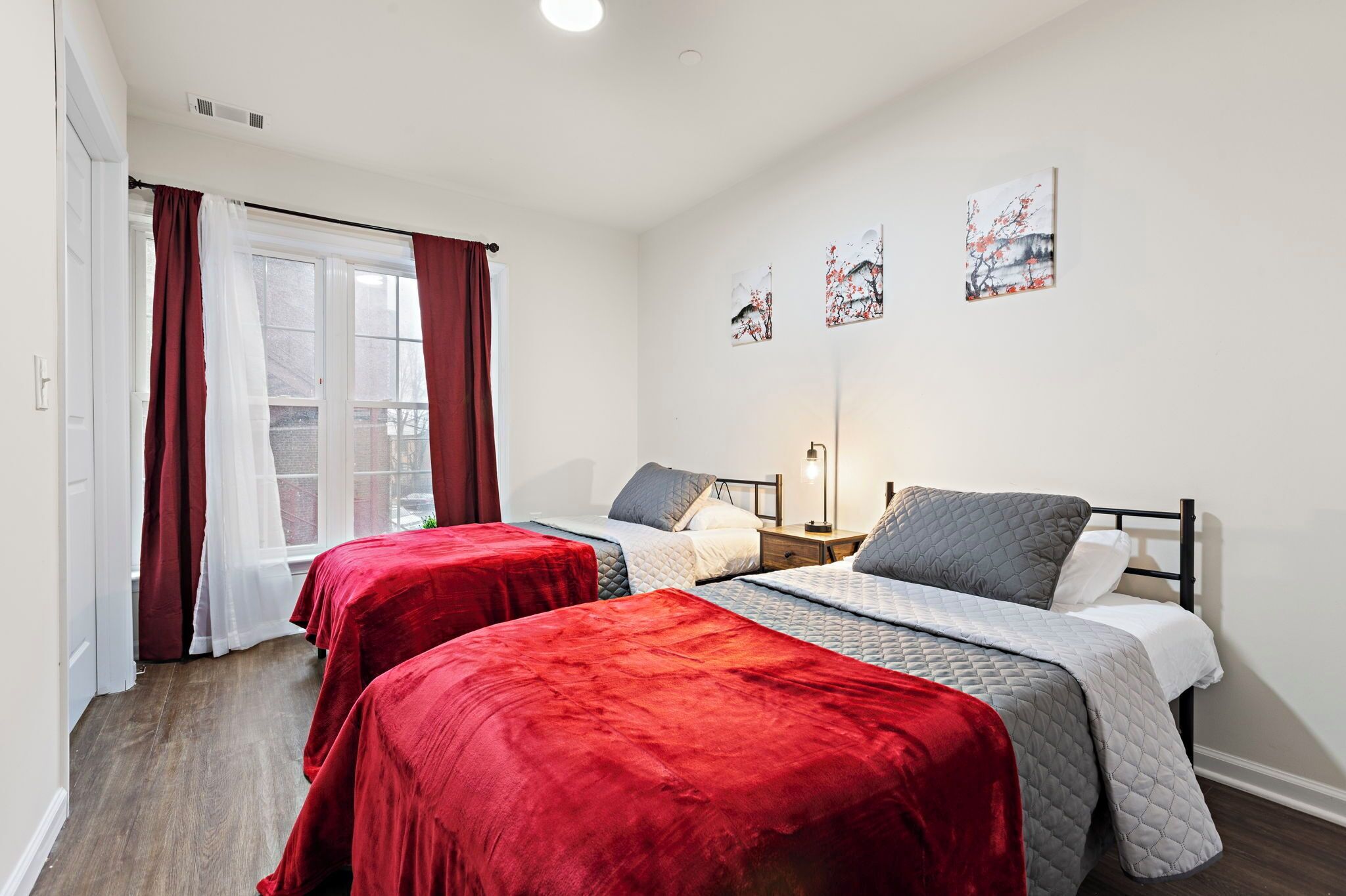 2 slaapkamers, een bureau, een strijkplank/strijkijzer, reisbedje