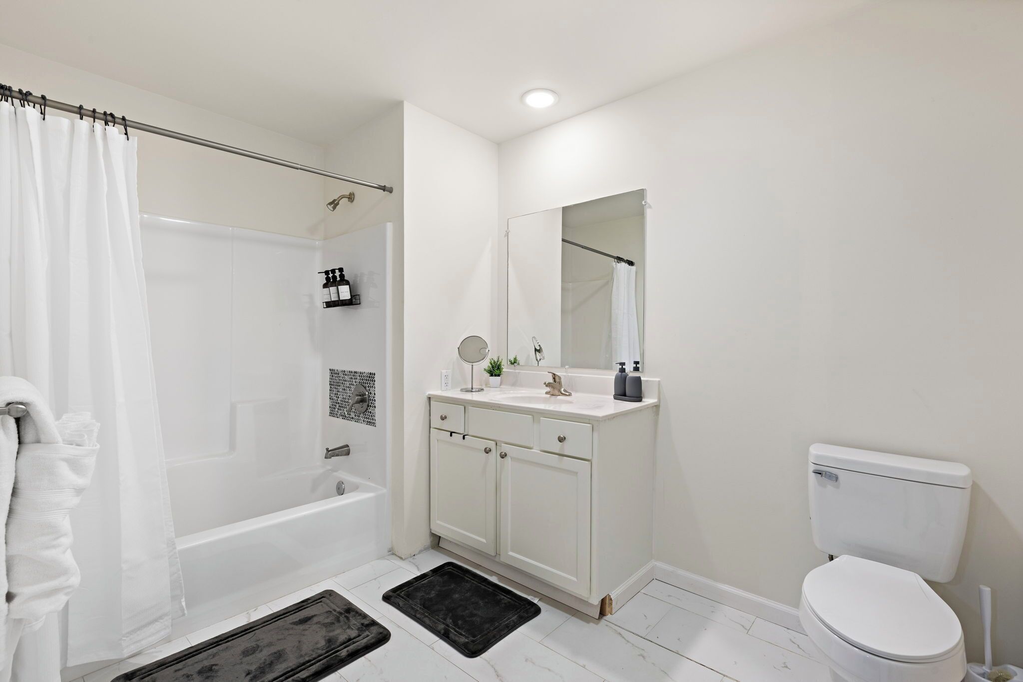 Dusj, hårføner og håndklær