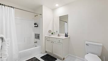 Dusj, hårføner og håndklær