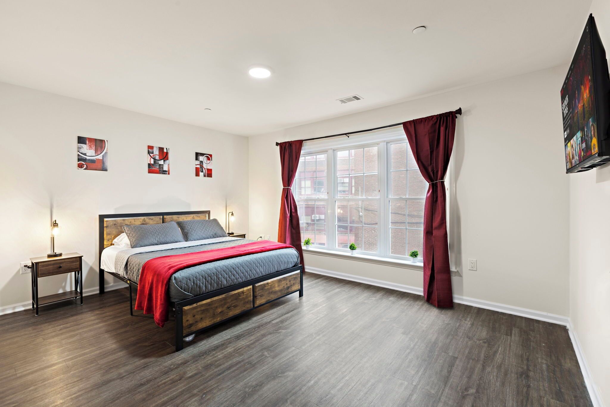 2 soverom, skrivebord, strykejern/-brett og reiseseng for barn