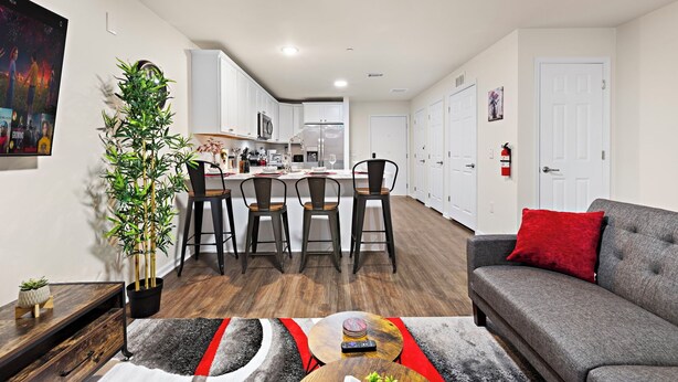 Un apartamento moderno con comedor, cocina y sala de estar.