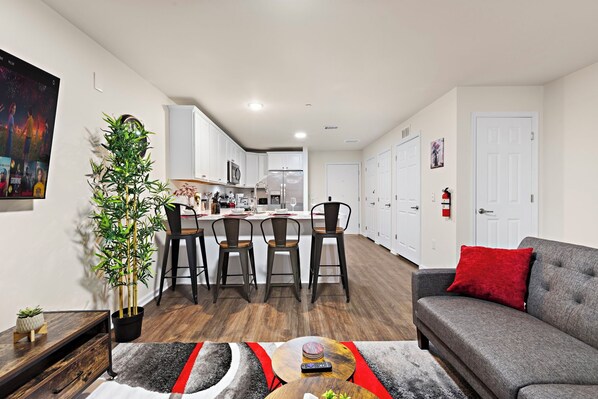 Smart TV, computer monitors - Family & Traveler Haven - NYC & NWK w/free parking (Newark)