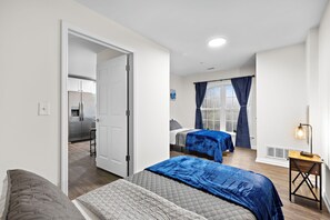 2 chambres, bureau, fer et planche à repasser, lit parapluie