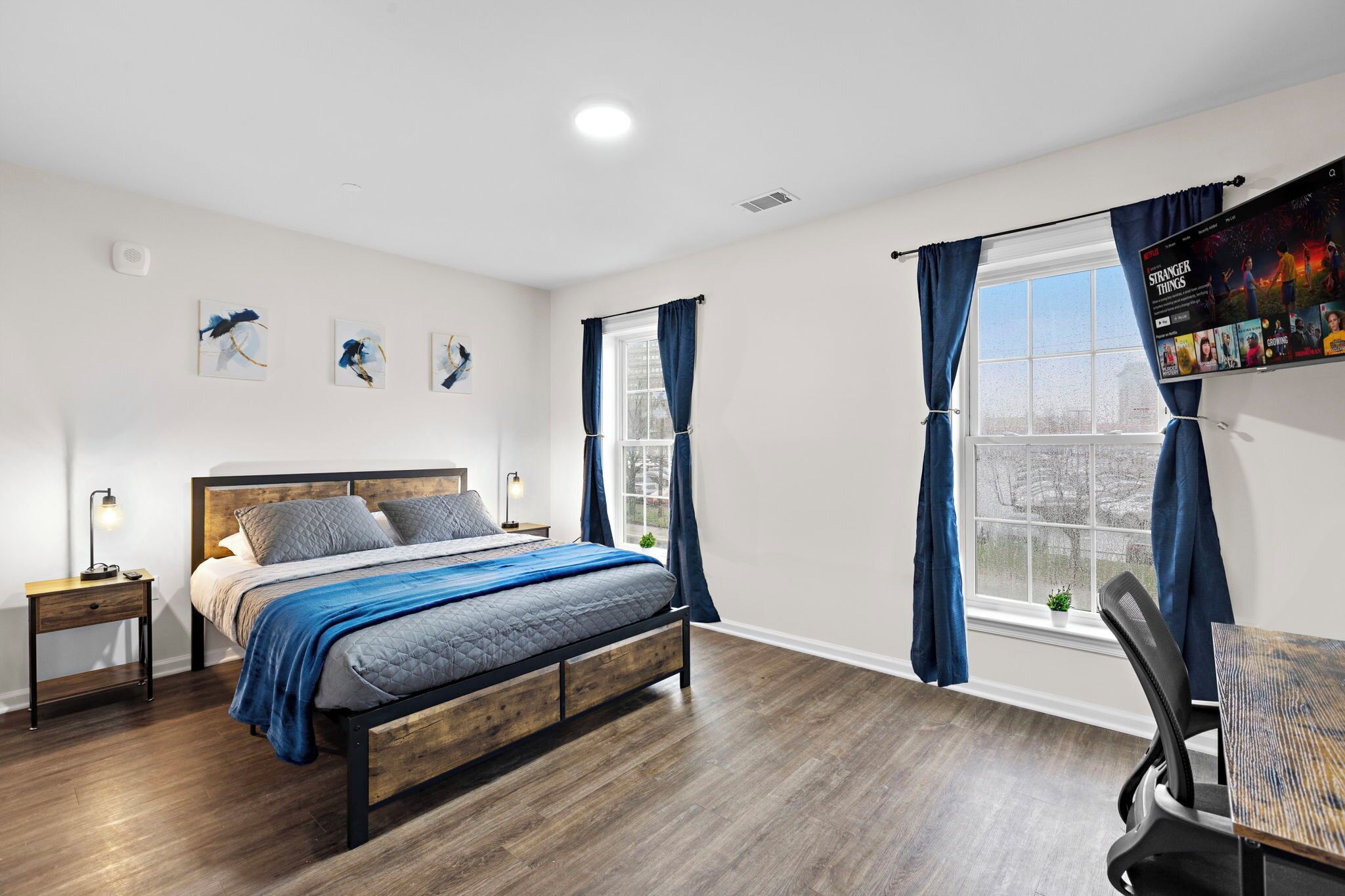 2 habitaciones, escritorio y tabla de planchar con plancha 