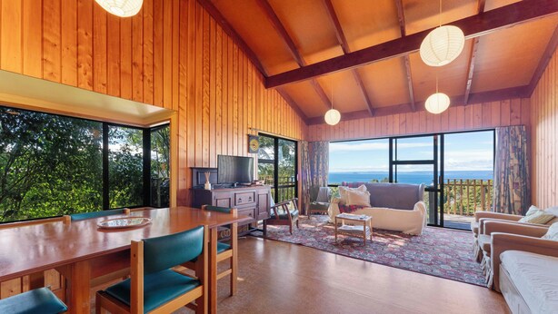 Un interior de madera con comedor, asientos y televisor.