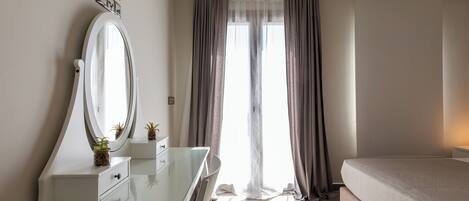 3 bedrooms, in-room safe, iron/ironing board, travel cot