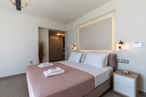 3 bedrooms, in-room safe, iron/ironing board, travel crib - Modern Cycladic House (Naxos)