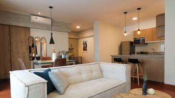 Apartemen, 2 kamar tidur (406) | Area keluarga | Smart TV 40-inci dengan saluran TV kabel
