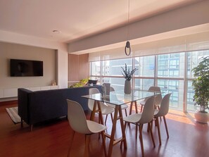 Apartamento, 2 quartos (505) | Área de estar | Smart TV 40 polegadas com canais a cabo
