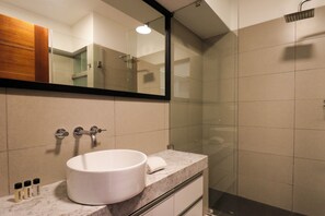 Apartament, 2 dormitoris (306) | Bany | Dutxa, assecador de cabells, terres tèrmics i tovalloles 