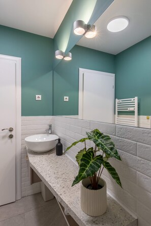 Design Apartment, 2 Bedrooms, Non Smoking, Kitchen | Bilik Mandi | Pancuran mandi, kelengkapan dandanan diri percuma, pengering rambut 