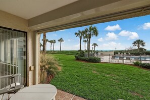 Terrace/patio - A bright oceanfront condo on the first floor at the Amelia Surf & Racquet Club (Fernandina Beach)