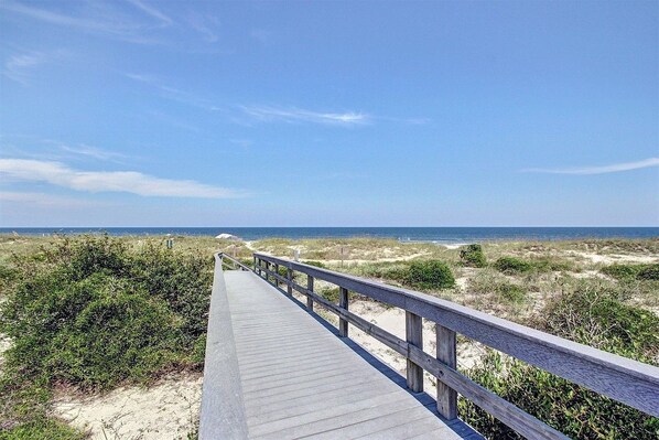 On the beach, beach towels - A bright oceanfront condo on the first floor at the Amelia Surf & Racquet Club (Fernandina Beach)