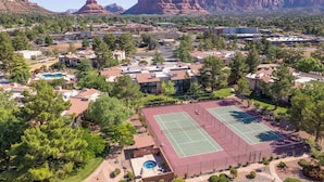 A residential area with houses, a tennis court, and mountains in the background. - 3 Bedrooms, Sleeps 7, Pool/Spa, Tennis/Pickleball, Red Rock Views, Restaurants  (Sedona)