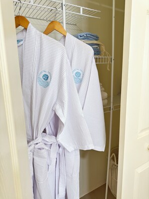 Dusj, hårføner, håndklær og såpe