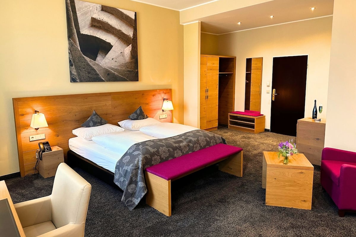 Premium Room | Hypo-allergenic bedding, down comforters, in-room safe, desk