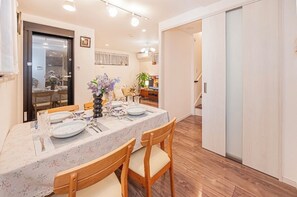 Dining - Newly built 82 sq.m. 2ldk with garage located 4 min. from Kaminakazato station, Japanese style bedroom with large living room, 1 min. from 24-hour convenience store, direct access to Ueno 8 min. (北区上中里)
