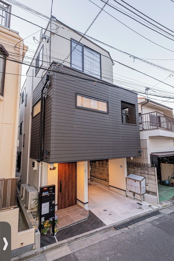 Exterior - Newly built 82 sq.m. 2ldk with garage located 4 min. from Kaminakazato station, Japanese style bedroom with large living room, 1 min. from 24-hour convenience store, direct access to Ueno 8 min. (北区上中里)