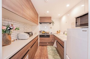 Fridge, microwave, stovetop, dishwasher - Newly built 82 sq.m. 2ldk with garage located 4 min. from Kaminakazato station, Japanese style bedroom with large living room, 1 min. from 24-hour convenience store, direct access to Ueno 8 min. (北区上中里)