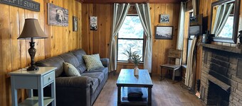 Bigfoot's Bunkhouse! Cozy Cabin, Cool Breeze Dogs Welcome! 45 min to white sands