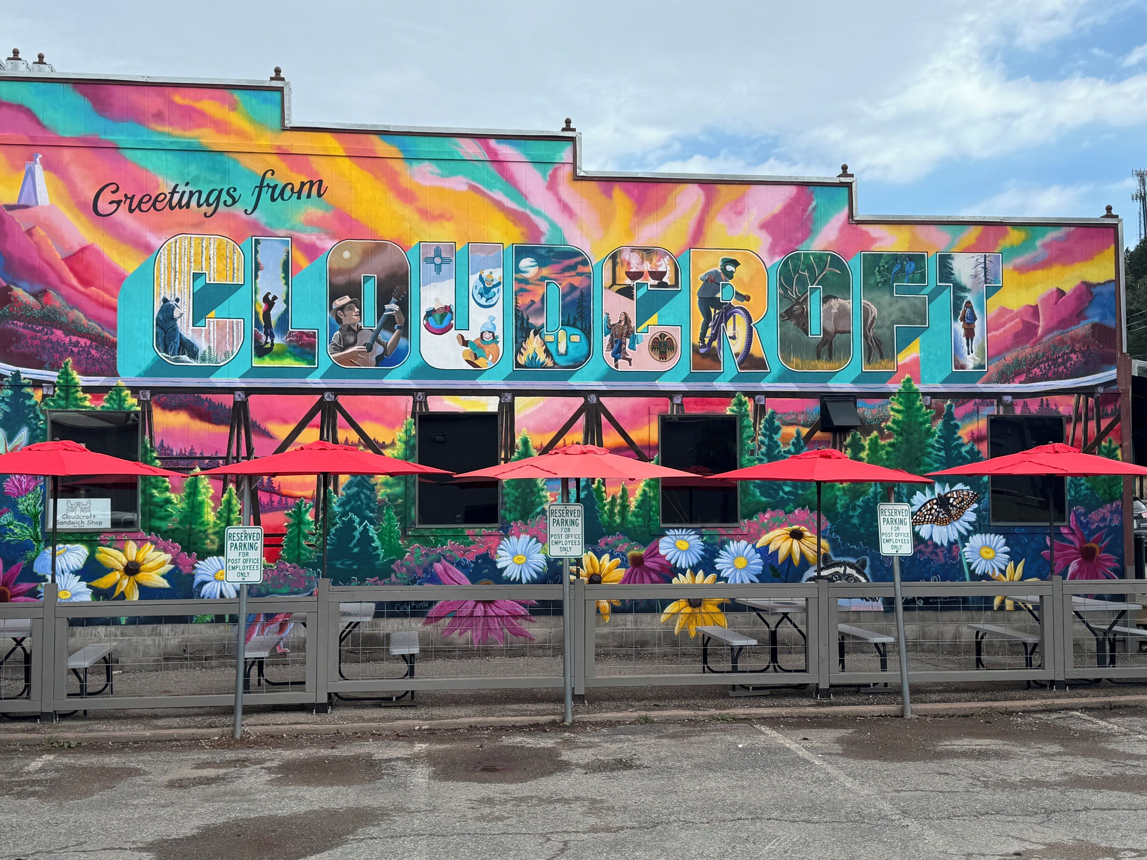 Un mural colorido con la palabra "GLOUCESTER" y diversas imágenes de personas y naturaleza.