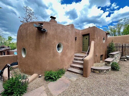 Elegant casita in the middle of Santa Fe's historic Canyon Road district 
