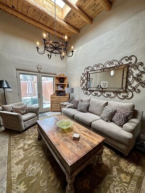 Smart-TV, Kamin, Stereoanlage