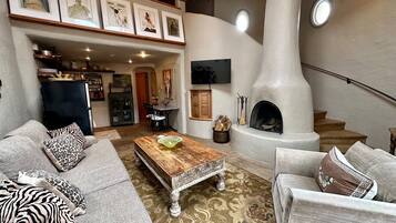 Smart TV, chimenea y estéreo