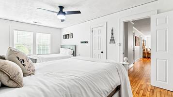 5 bedrooms, iron/ironing board, WiFi, bed sheets