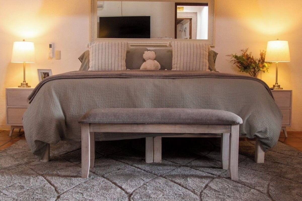 Ropa de cama de alta calidad y caja de seguridad en la habitación 