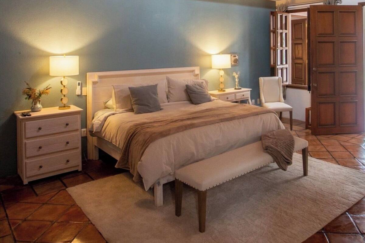 Ropa de cama de alta calidad y caja de seguridad en la habitación 