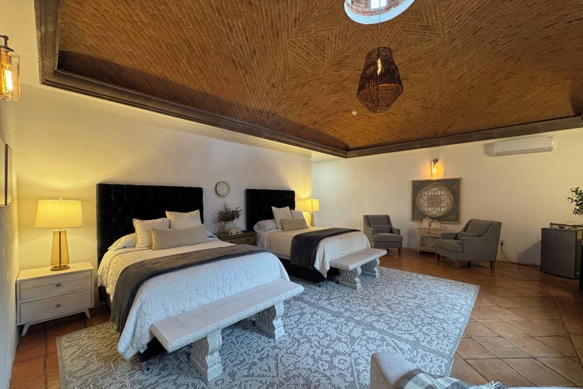 Ropa de cama de alta calidad y caja de seguridad en la habitación 