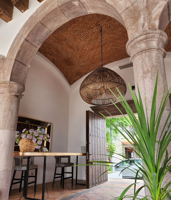 Bộ đồ giường cao cấp, két bảo mật tại phòng, trang trí khác biệt 