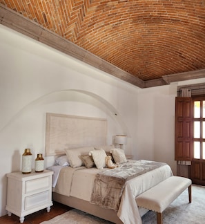 Premium Suite | Premium bedding, in-room safe, individually decorated