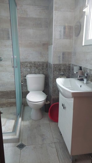 Shower, hair dryer, towels, soap - Mineralwasser Pool, 5 Min. zum Strand, Poolblick,apartment mit Küche, 3 Personen (Varna)