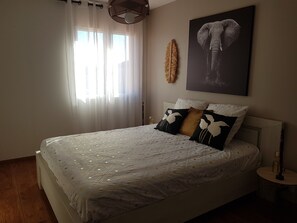 4 slaapkamers, een strijkplank/strijkijzer, reisbedje, wifi