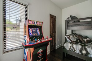 4 bedrooms, iron/ironing board, free WiFi, bed sheets