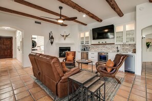 智能電視、乒乓球設施