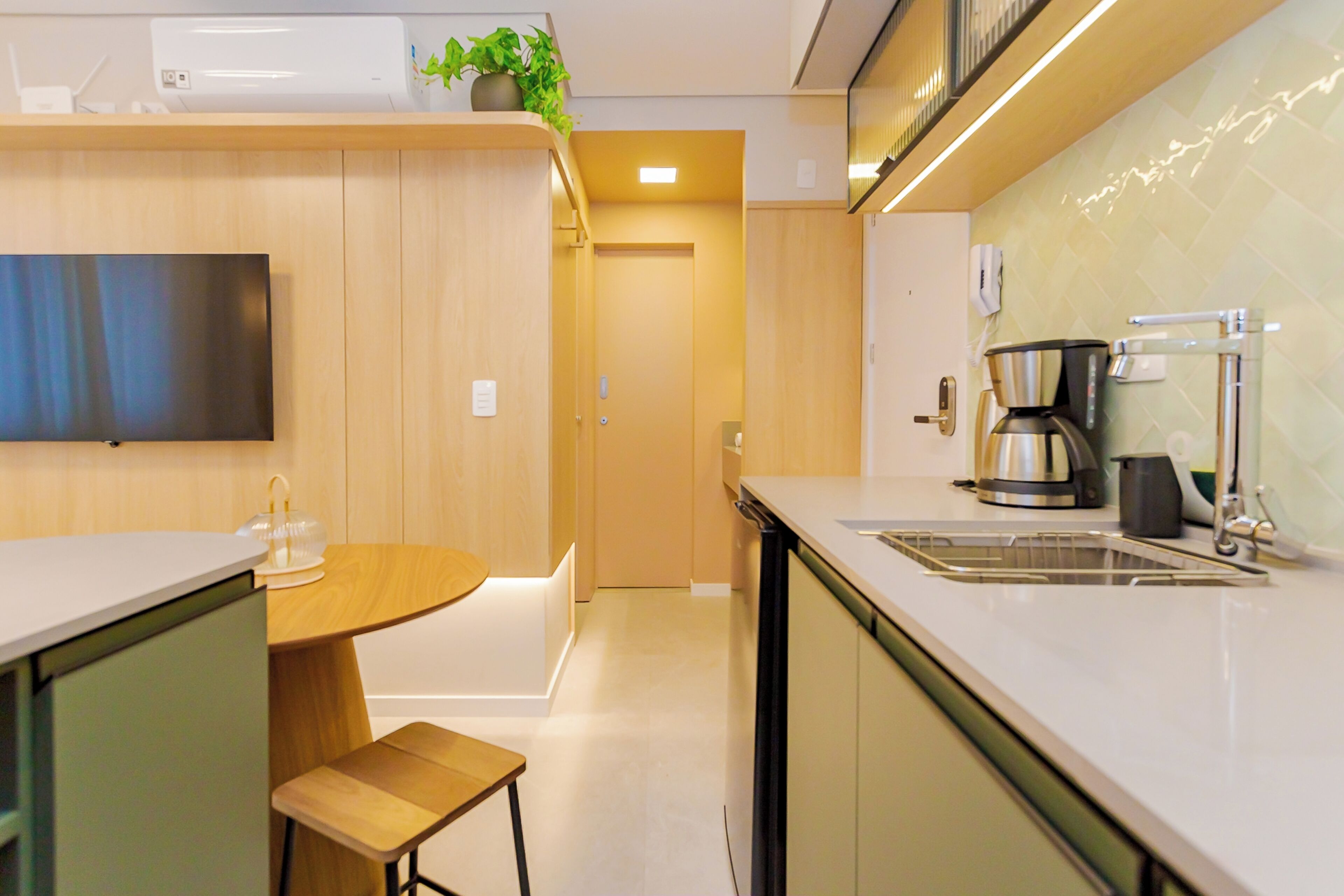 Edifício Lins 236 - LIN007 | Cocina privada | Microondas, parrilla de estufa y utensilios de cocina 