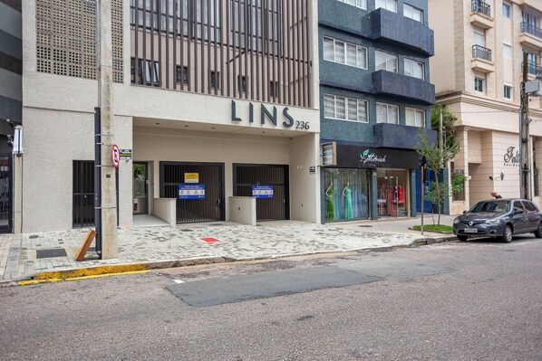 A building with a sign reading "LINS 236" and a storefront with a sign that says "Felicity". - Edifício Lins 236 (Curitiba)