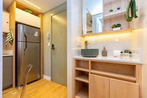Studio | Private kitchen | Microwave, cookware/dishes/utensils - Edifício Lins 236 (Curitiba)